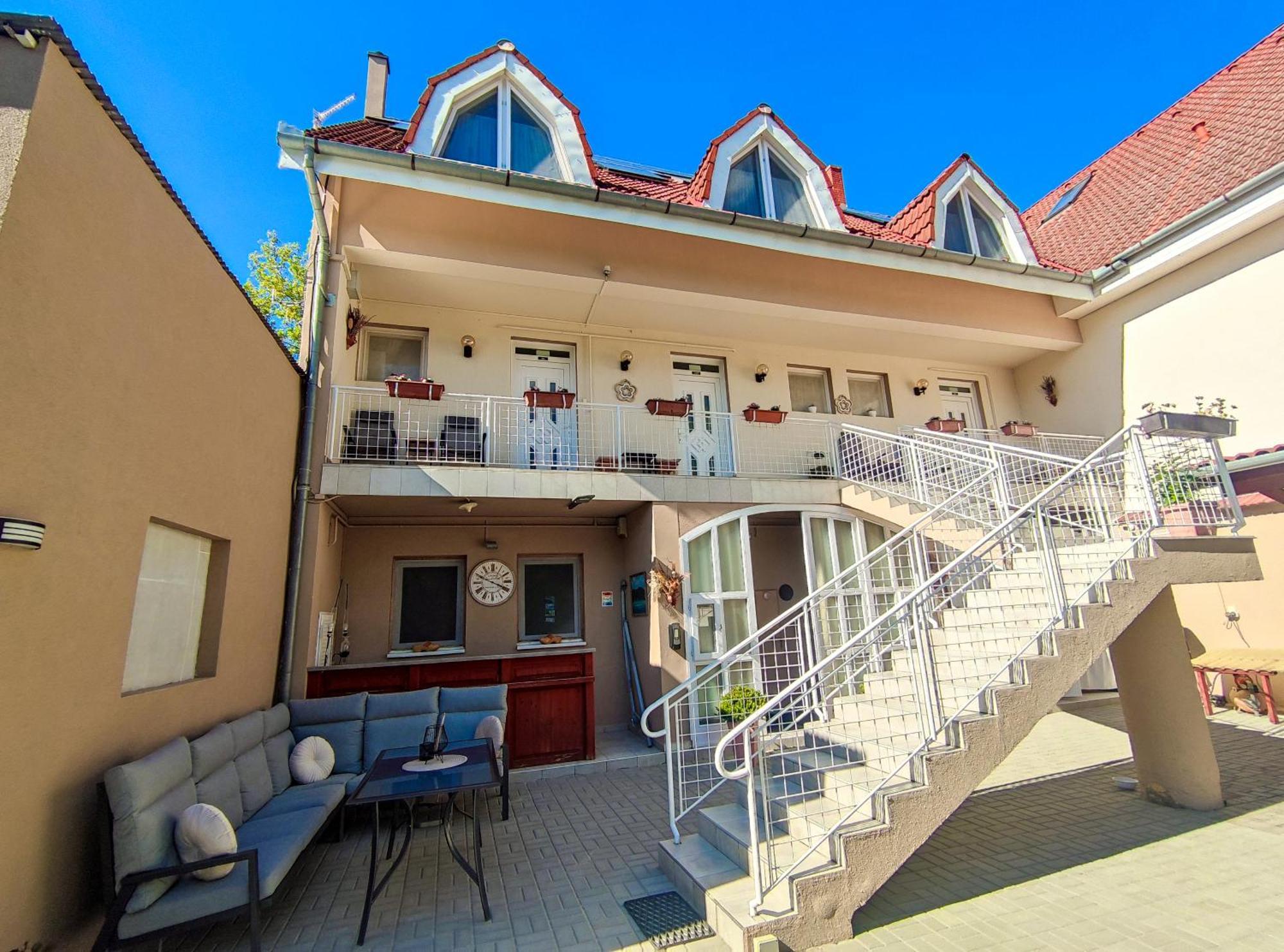 Weinberger Vendeghaz Hotel Zamardi Exterior photo