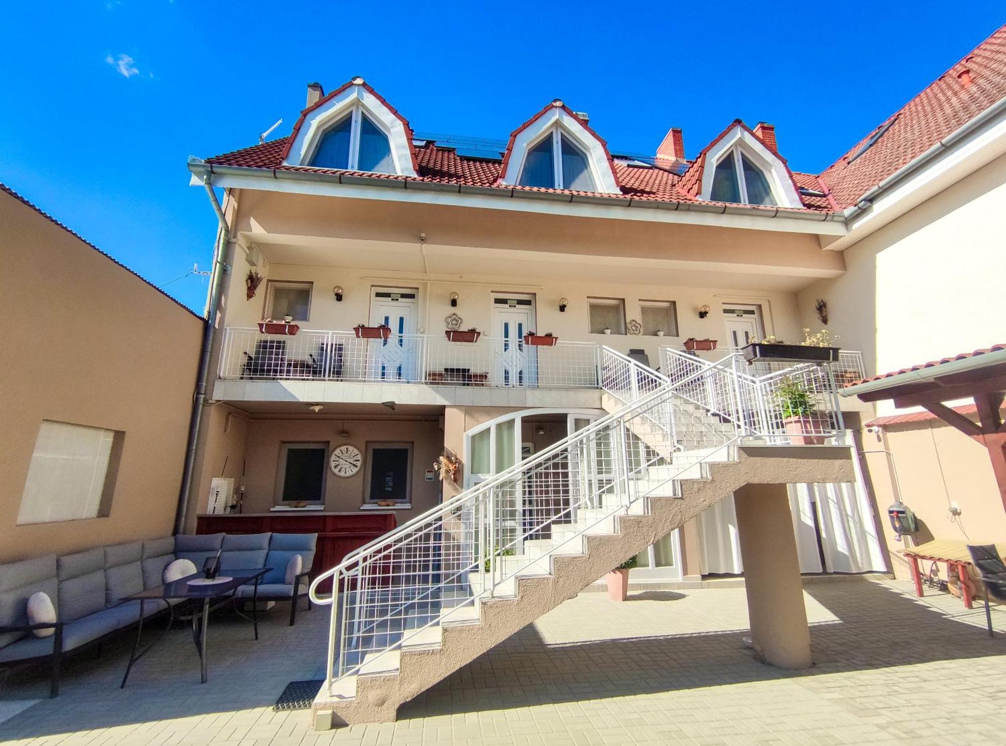 Weinberger Vendeghaz Hotel Zamardi Exterior photo